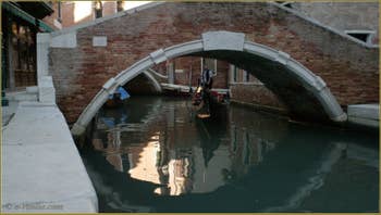 Gondolier totalement relaxé, sous le pont de Santa Maria Nova, dans le Sestier du Cannaregio à Venise.