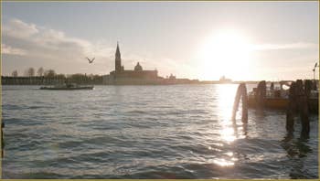 Le bassin de Saint-Marc et l'île de San Giorgio Maggiore avec son église et son Campanile.