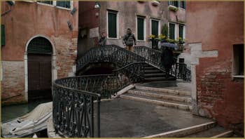 Le pont dei Sartori sur le rio de Sant'Andrea o dei Gozzi, dans le Sestier du Cannaregio à Venise.