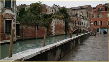 Le pont Molin o de la Racheta et la Fondamenta Santa Caterina, dans le Sestier du Cannaregio à Venise.