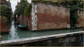 Le rio de la Racheta, à l'angle du rio de Santa Caterina, dans le Sestier du Cannaregio à Venise.