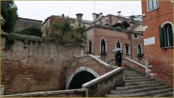 Le pont Molin o de la Racheta sur le rio de Santa Caterina, dans le Sestier du Cannaregio à Venise.