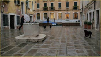La Ruga do Pozzi l'un de ses deux puits datant du XVIIIe siècle, dans le Sestier du Cannaregio à Venise.