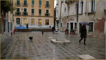La Ruga do Pozzi l'un de ses deux puits datant du XVIIIe siècle, dans le Sestier du Cannaregio à Venise.
