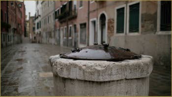 Détail de l'un des deux puits de la Ruga Do Pozzi, du XVIIIe siècle, dans le Sestier du Cannaregio à Venise.