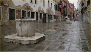 La Ruga do Pozzi et ses deux puits datant du XVIIIe siècle, dans le Sestier du Cannaregio à Venise.