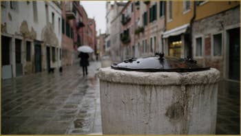 Détail de l'un des deux puits de la Ruga Do Pozzi, du XVIIIe siècle, dans le Sestier du Cannaregio à Venise.