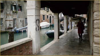 Le Sotoportego de la Guerra, le long du rio de Priuli o de Santa Sofia, dans le Sestier du Cannaregio à Venise.
