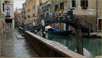 Le pont Priuli et la Fondamenta de le Veste o Priuli, dans le Sestier du Cannaregio à Venise.