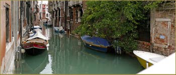 Le rio de San Cassan vu depuis le pont Giovanni Andrea della Croce, dans le Sestier de San Polo à Venise.