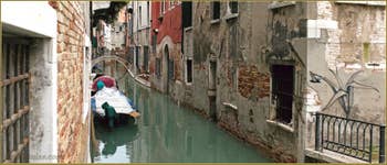 Le rio delle due Torri o Santa Maria Mater Domini, dans le Sestier de Santa Croce à Venise.