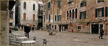 Le Campo Santa Maria Mater Domini et son puits, dans le Sestier de Santa Croce à Venise.