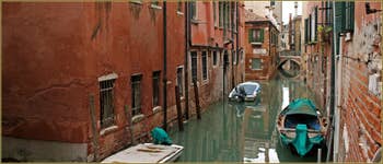 Le rio de San Boldo, frontière entre les sestieri de San Polo, à gauche, et de Santa Croce à Venise. Au fond le pont del Mondena.
