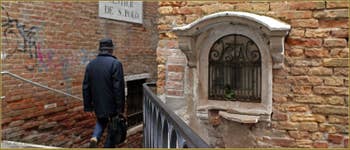 Niche votive en pierre d'Istrie dédiée à saint Antoine, au-dessus du pont del Forner detto de Sant'Antonio, dans le Sestier de San Polo à Venise.
