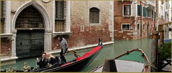 Gondole sur le rio de San Polo Amalteo, devant le palazzo Bernardo, dans le Sestier de San Polo à Venise.