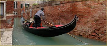 Gondole sur le rio de San Polo Amalteo, devant le palazzo Bernardo, dans le Sestier de San Polo à Venise.