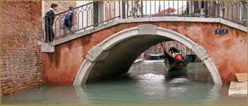 L'eau était bien haute ce matin : gondole sous le pont de Ca' Bernardo, ça passe ou ça casse ! Dans le Sestier de San Polo à Venise.