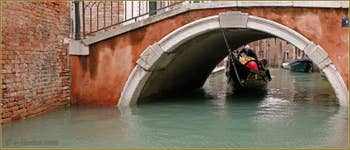Le fer de proue de cette gondole a raclé le dessous du pont sur toute sa longeur, le gondolier avait beau faire pencher sa gondole, la voute était encore trop basse ! Sous le pont de Ca' Bernardo, dans le Sestier de San Polo à Venise.