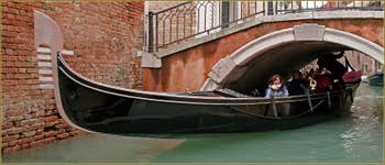 Presque passé ! Gondole sour le pont de Ca' Bernardo, dans le Sestier de San Polo à Venise.