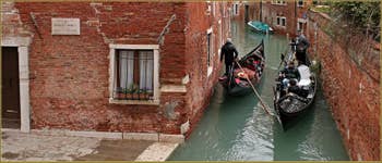 Gondoles sur le rio de San Polo Amalteo, dans le Sestier de San Polo à Venise.