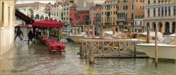 Petite Acqua Alta sur la Riva del Vin, les pilotes des bateaux-taxis, n'ayant pas de bottes, se sont fait une passerelle en chaises ! Dans le Sestier de San Polo à Venise.