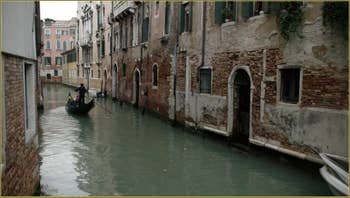 Gondole sur le rio de Santa Marina, frontière entre les sestieri du Castello à gauche, et du Cannaregio à Venise.