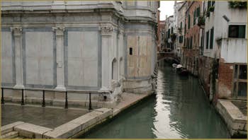L'église, le rio et, au fond, le pont dei Miracoli, dans le Sestier du Cannaregio à Venise.