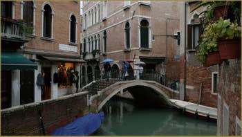 Parapluies sur le pont del Piovan o del Volto, sur le rio de Ca' Widmann, dans le Sestier du Cannaregio à Venise.