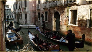 Gondoles sur le rio del Pestrin Paradiso, dans le Sestier du Castello à Venise.