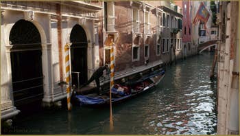 Gondole sur le rio del Pestrin Paradiso derrière le Palazzo Ruzzini, dans le Sestier du Castello à Venise.
