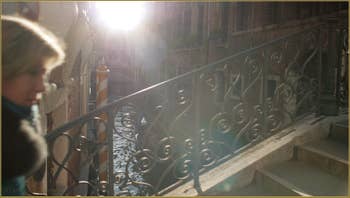 Contre-jour sur le pont Borgoloco, dans le Sestier du Castello à Venise.