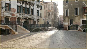 Contre-jour sur le Campiello Querini Stampalia, dans le Sestier du Castello à Venise.