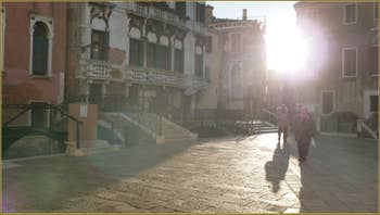 Gondole en contre-jour sur le rio del mondo novo, dans le Sestier du Castello à Venise.