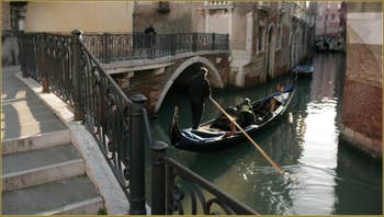 Sur le pont Querini, dans le Sestier du Castello à Venise.