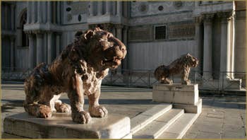 Détail de l'un des deux lions en marbre rouge de Vérone de la Piazzetta dei Leoni, sculptés en 1722 par Giovanni Bonazza (1654-1736). Dans le Sestier de Saint-Marc à Venise.