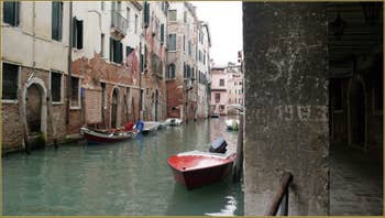 Le rio dei Santi Apostoli, le long du Sotoportego del Magazen, au fond, le pont San Canzian, dans le Sestier du Cannaregio à Venise.