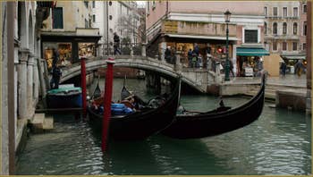 Gondoles devant le pont dei Santi Apostoli, dans le Sestier du Cannaregio à Venise.