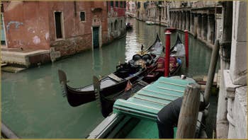 Les gondoles de Gianfranco et d'Igor Vignotto, devant le pont dei Santi Apostoli, dans le Sestier du Cannaregio à Venise.