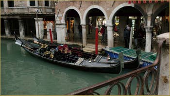 Les gondoles de Gianfranco et d'Igor Vignotto, devant le pont dei Santi Apostoli, dans le Sestier du Cannaregio à Venise.