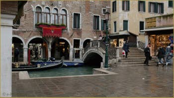 Le pont dei Santi Apostoli et le Sotoportego Falier, dans le Sestier du Cannaregio à Venise.