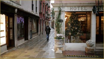 Ça commence à sentir sérieusement Noël à Venise, Salizada del Pistor, dans le Sestier du Cannaregio à Venise.