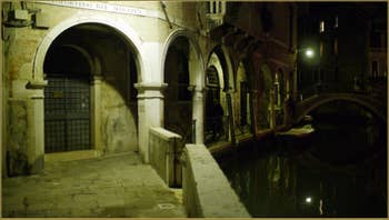 Le Sotoportego del Magazen le long du rio de Ca' Widmann, au fond, le pont del Piovan o del Volto, dans le Sestier du Cannaregio à Venise.