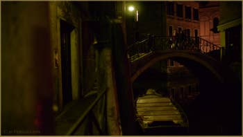 Le Sotoportego del Magazen et le pont del Piovan o del Volto, dans le Sestier du Cannaregio à Venise.