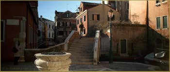 Le Campo, le puits et le pont San Boldo, dans le Sestier de San Polo à Venise.