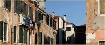 Façades sur le rio di San Boldo, dans le Sestier de Santa Croce à Venise.
