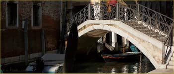 Le pont del Savio, sur le rio de San Zan Degola, dans le Sestier de Santa Croce à Venise.