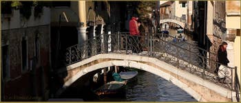Le pont del Savio, sur le rio de San Zan Degola, dans le Sestier de Santa Croce à Venise.