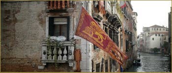 Le drapeau vénitien de Saint-Marc sur le Palazzo Pisani, Fondamenta de le Erbe, dans le Sestier du Cannaregio à Venise.