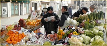 Le marchand de fruits et légumes du Campo Santa Maria Formosa, dans le Sestier du Castello à Venise.