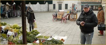 Le marchand de fruits et légumes du Campo Santa Maria Formosa, dans le Sestier du Castello à Venise.